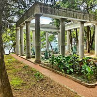 Античная беседка в парке на территории дворца Харакс в посёлке Гаспра (Большая Ялта). :: Виктор Мухин