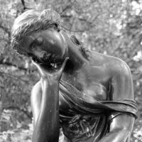 Девушка с кувшином. Екатерининский парк :: Наталья 