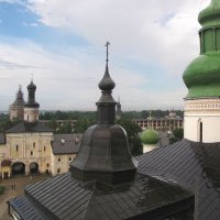 Святые ворота с надвратным храмом Иоанна Лествичника и Собор Успения Пресвятой Богородицы :: Александр Ильчевский 