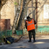 Дворник выметает осень - впереди зима... :: Егор Бабанов