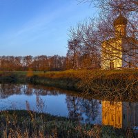 Водоем перед храмом вечером в ноябре :: Сергей Цветков