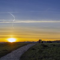 Солнышко прячется за горизонт :: Сергей Цветков
