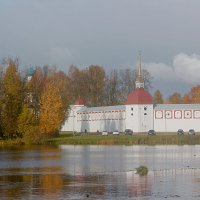 Осень на  пруду :: Сергей Кочнев