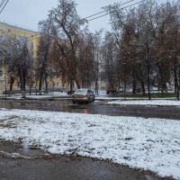 Первый снегопад на улице города :: Александр Синдерёв