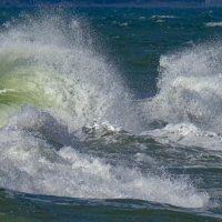 Не остановит волну ! :: Георгий А