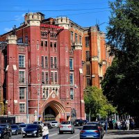 И поныне кипит жизнь на Электрозаводской улице... :: Анатолий Колосов