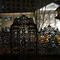 Чугунная ограда усадьбы Демидовых в Толмачёвском переулке :: Наталья Rosenwasser