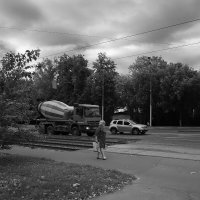 По улице из магазина :: Александр Синдерёв По улице из магазина :: Александр Синдерёв