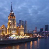 Вечерний город :: Дмитрий И_