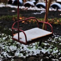 Первый снег на качелях :: Юрий Гайворонскiий Первый снег на качелях :: Юрий Гайворонскiий