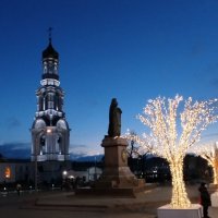 Памятник Димитрию Ростовскому на фоне колокольни! :: Надежда Памятник Димитрию Ростовскому на фоне колокольни! :: Надежда