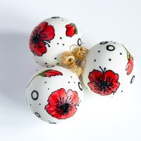 Ёлочные шары на белом фоне :: Александр Синдерёв