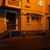 Дом в свете фонарей :: Александр Синдерёв