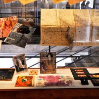 Я шью сама ! :: Анатолий Колосов Я шью сама ! :: Анатолий Колосов