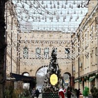 Уютный дворик и Дед Мороз! :: Надежда 