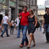 Арбат - дело тонкое ! Надо поскорее девушку увести от такого красавца ! ) :: Анатолий Колосов