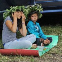 Цветочки собирали и венчики плели... :: СЮ 