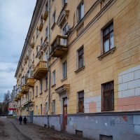 Около дома :: Александр Синдерёв