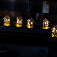 Светящиеся домики, новогодняя гирлянда :: Александр Синдерёв
