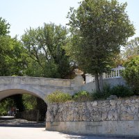 Мостик в приморском парке :: Леонид 