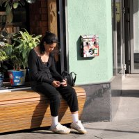 присела девушка :: Олег Лукьянов