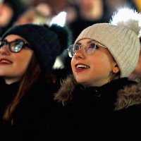 Девушки смотрят на новогодний салют (3) :: Игорь Парв Девушки смотрят на новогодний салют (3) :: Игорь Парв