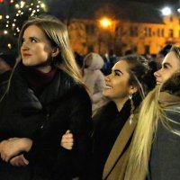 Девушки смотрят на новогодний салют (1) :: Игорь Парв Девушки смотрят на новогодний салют (1) :: Игорь Парв