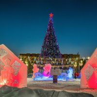 Ухта, Елочка на Комсомольской площади и ледовый городок :: Николай Зиновьев Ухта, Елочка на Комсомольской площади и ледовый городок :: Николай Зиновьев