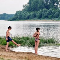 Сценка на берегу :: Валерий Судачок