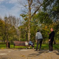 папы гуляют и восхищаются дочками :: Ольга Косачова