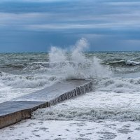 ветер гуляет по набережной :: Дмитрий Лупандин