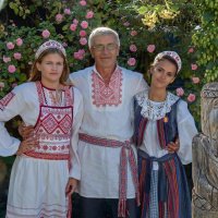 Дед с внучками :: Игорь Волков