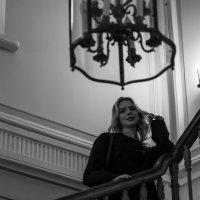 Девушка на лестнице :: Илья Шенгелия