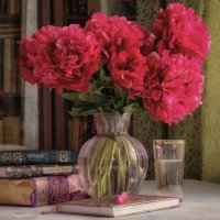Натюрморт с пионами и книгами. :: Лилия *