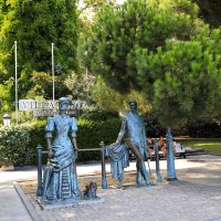 "Дама! Собачка ваша без намордника и поводка!" - "Хмм..." :: Леонид 