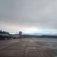 Далёкие горы и диспетчерская оригинальная вышка в аэропорту сочи. :: Serega SchütZ