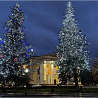 Ели у театра. :: Валерия Комова