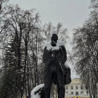 В чепчике и с белым воротником. Памятник Игорю Васильевичу Курчатову, город Озерск. :: Сергей Адигамов