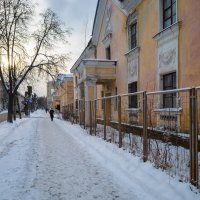 Дорога вдоль старого дома :: Александр Синдерёв
