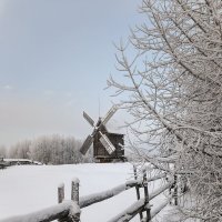 И только старая мельница крутится-вертится... :: Ольга Чистякова