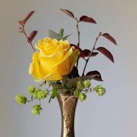 Жёлтая роза в золотистой вазочке. :: Лилия * Жёлтая роза в золотистой вазочке. :: Лилия *