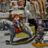 Хоккей, балет, конь-качалка, пара енотов - во всё поиграть охота ) :: Татьяна Машошина