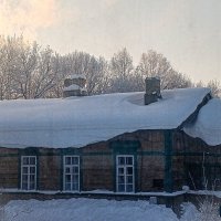 Снег, свисающий с крыши :: Юлия Денискина