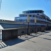 Ростов-на-Дону. Пассажирский теплоход «Антон Чехов» у причала городской набережной. :: Пётр Чернега Ростов-на-Дону. Пассажирский теплоход «Антон Чехов» у причала городской набережной. :: Пётр Чернега