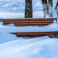 Зима расположилась на лавочке как хозяйка. :: Анатолий. Chesnavik.