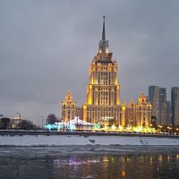 По Москве реке зимой мимо  отеля «Украина» :: ИРЭН@ .