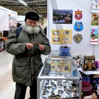 Колоритный посетитель выставки :: Лариса С.