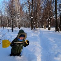 Рома с лопаткой.  Хочет  сделать тропинку в снегу.... :: Наталья ***