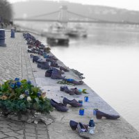 Мемориал Туфли на набережной. :: Sergey Grim