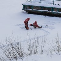 Зимние рыбаки на реке :: Александр Синдерёв
